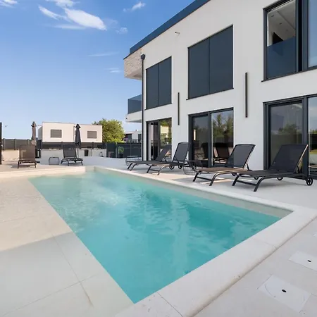 By Petar - Sun & Pool Apartment *