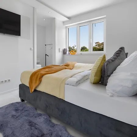 Apartment By Petar - Sun & Pool *